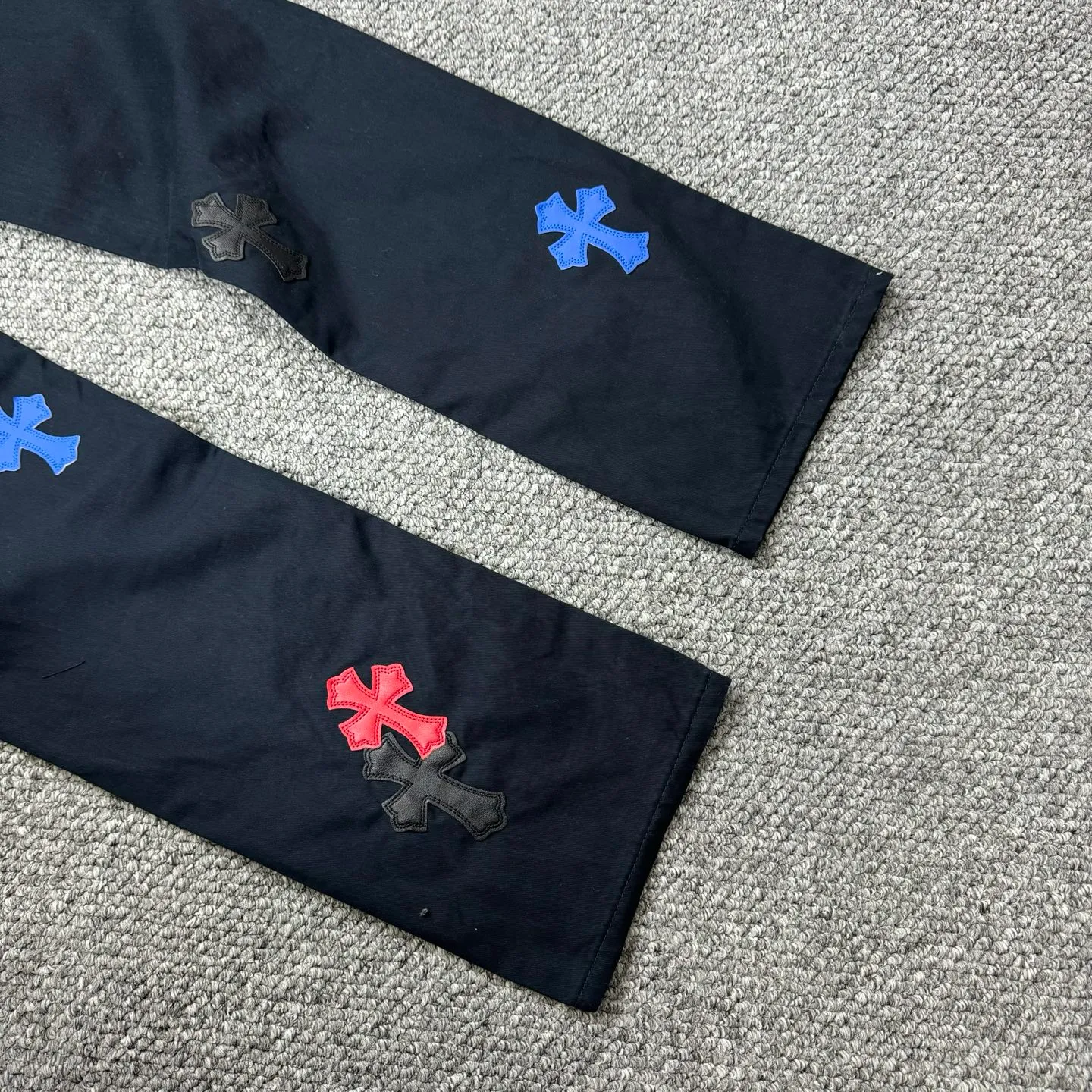 P260 model number: H852 ChromeHearts & ChromeHearts Black Basket Casual Pants Jeans Original hardware accessories washed and other hanging tags, QR code analysis is from the original factory, high degree of restoration, you are welcome to compare with a certain product ~ Three-dimensional version Loose and comfortable, not picky about body shape Make you taller and slimmer Seiko factory Original quality control Same style for men and women Can be matched with couples Versatile recommendation Necessary jeans for all seasons Hipsters have been disappointed From the quality selection of fabrics, the tailoring of details, and the matching of patterns, everything is impeccable! The upper body is so handsome when worn...it can be easily worn by men, women and children! The craftsmanship is made of heavy-duty washed pure cotton denim fabric. After washing, it is soft and thick. It is very stylish when worn on the body. Size: 28, 30, 32, 34, 36 (S-XXL) Color: Navy Blue